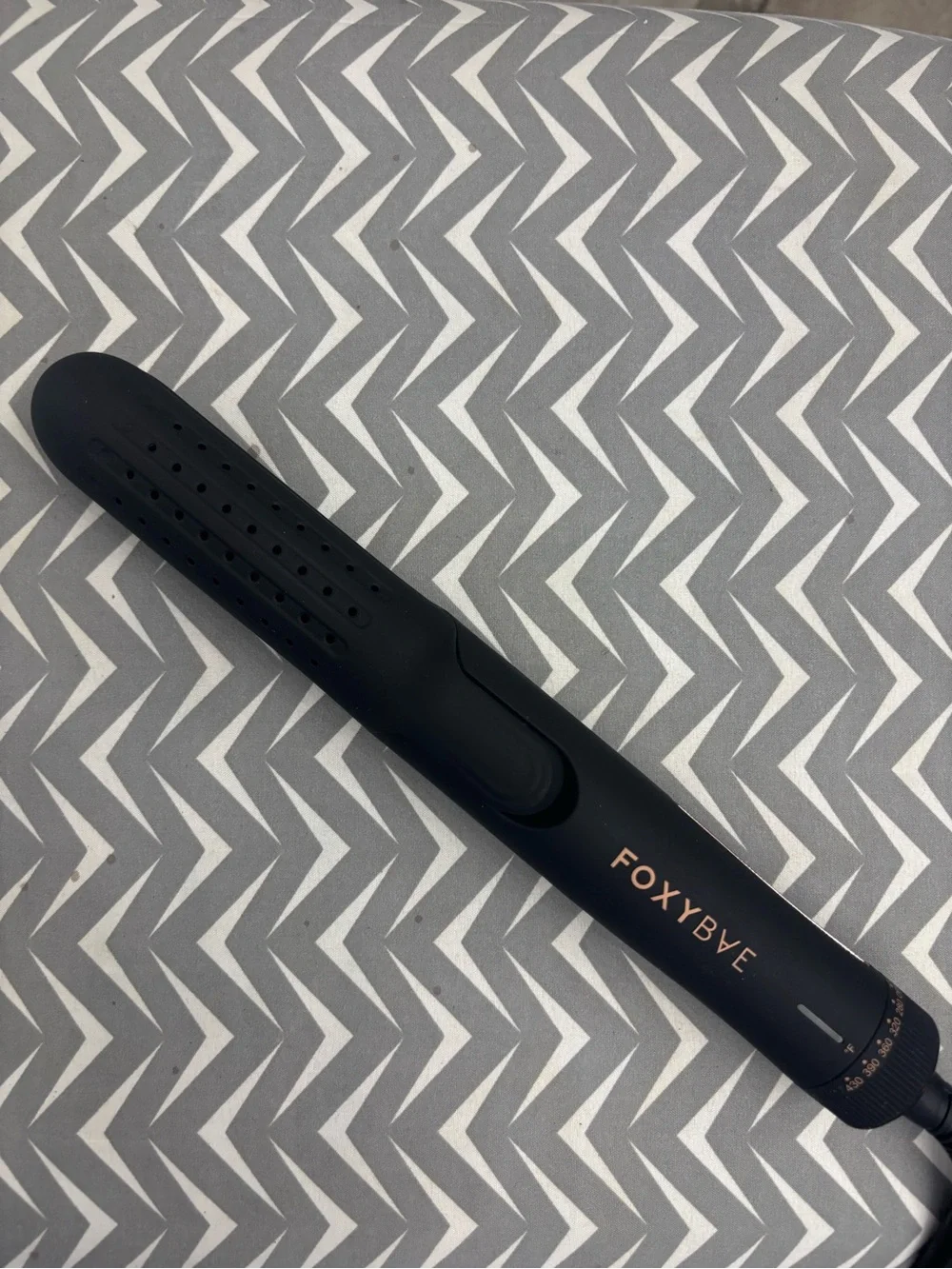 FoxyBae 2-In-1 AirFlow Flat Iron / curling Styler New in Box